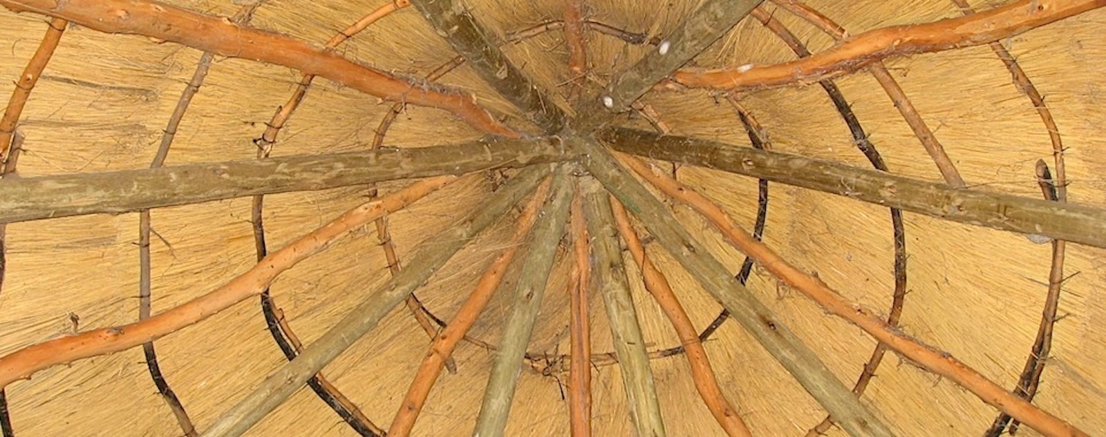 Schilfdach einer Lehmhütte, Botswana